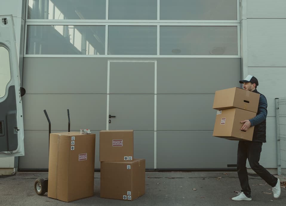 Delivery driver carrying boxes, inecta DSD works offline on mobile devices